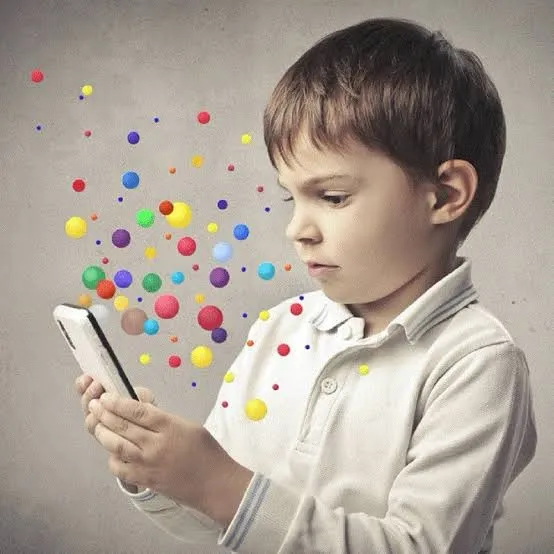 ماذا يحدث عند استخدام الموبايل قبل النوم؟.. مشكلات صحية عديدة