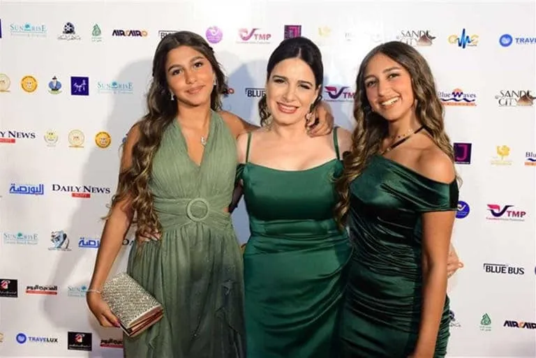 ميرنا وليد وابنتاها في ظهور عائلي أنيق في ختام مهرجان الغردقة لسينما الشباب!